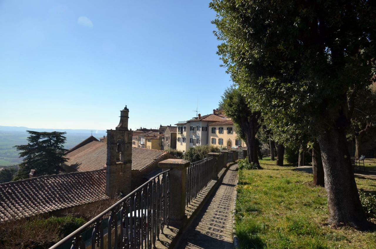 Donnaberarda Apartment Cortona Bagian luar foto