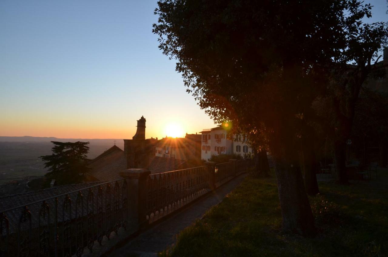 Donnaberarda Apartment Cortona Bagian luar foto